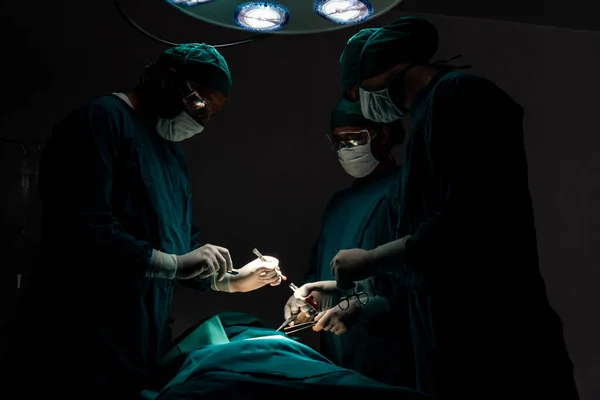 Хирургическая Команда Проводит Операцию Пациенту Стерильной Операционной Операционном Зале Освещенном — стоковое фото