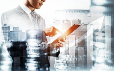 Businessman analyst working with digital finance business data graph showing technology of investment strategy for perceptive financial business decision. Digital economic analysis technology concept.