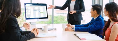 Ekip projesinin zaman çizelgesini gösteren bilgisayar ekranında, modern iş projesi yönetimi için proje planlama yazılımı