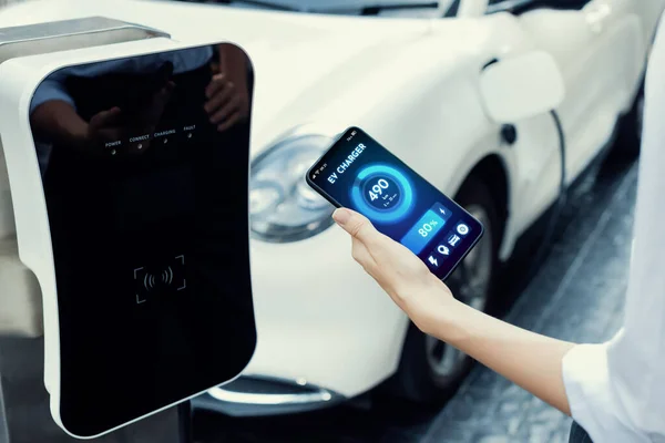 Battery Status Electric Vehicle Displayed Smartphone Application Software While Vehicle — Stok fotoğraf