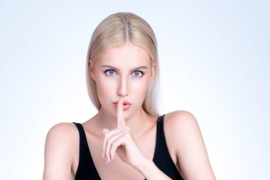Mükemmel pürüzsüz cilt ve izole arkaplanda doğal makyaj portresi olan sevimli, güzel bir kadın portresi. El hareketi ve güzellik modeli konsepti için anlamlı yüz ifadesi..