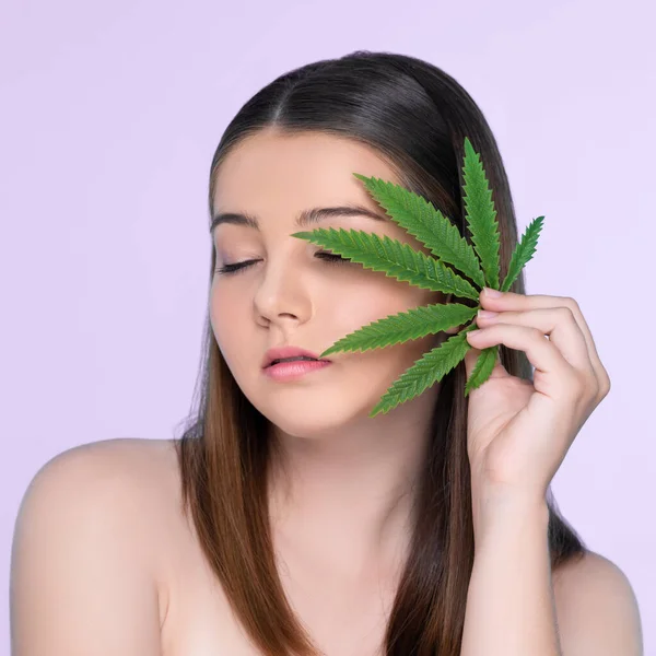 Closeup Portrait Charming Girl Fresh Skin Holding Green Leaf Beauty — 스톡 사진