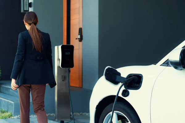 Progressive Woman Install Cable Plug Her Electric Car Home Charging — Fotografia de Stock