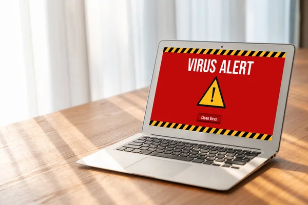 Bilgisayar ekranındaki virüs uyarısı mobil siber tehdit, hacker, bilgisayar virüsü ve kötü amaçlı yazılım tespit edildi
