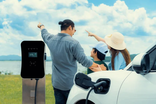 Concept Progressive Happy Family Electric Vehicle Enjoy Time Natural Outdoor — Stock Fotó