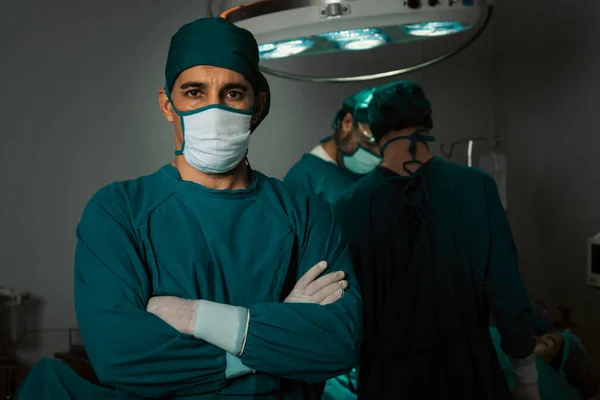Портрет Руководителя Хирургической Группы Стерильной Операционной Своей Командой Пациентом Перенесшим — стоковое фото