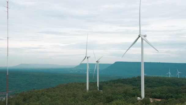 利用风能作为可再生能源的渐进方法 在绿地或山丘上的风力涡轮机农场为现代生活方式提供动力 无二氧化碳排放风力发电机组 — 图库视频影像