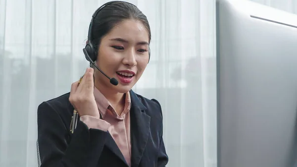 Asijská Zákaznická Podpora Operátor Nosí Sluchátka Mikrofon Pracuje Svého Stolu — Stock fotografie