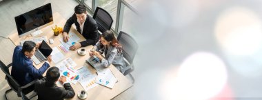 İş adamları grup toplantısı ofisteki en geniş bakış açısından çekildi. İş kadınları, iş adamları ve ofis çalışanları, proje planlama belgeleriyle takım konferansında toplantı masasında çalışıyorlar. .