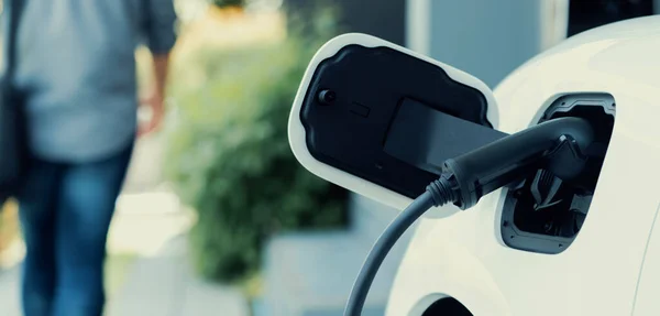 Focus Electric Car Charging Home Charging Station Blurred Progressive Man — Φωτογραφία Αρχείου