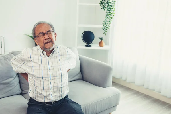 Agonizing Senior Man Need Assistance While Sitting His Sofa Home — Fotografia de Stock
