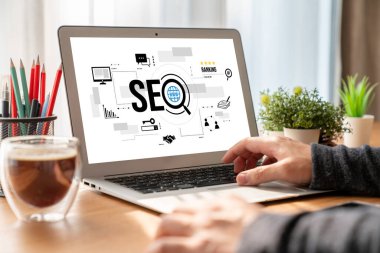 Model e-ticaret için SEO arama motoru optimizasyonu ve bilgisayar ekranında gösterilen çevrimiçi perakende işi