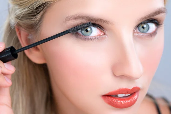 Closeup Woman Blond Hair Putting Alluring Black Mascara Brush Hand — Stock Photo, Image