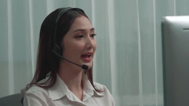 Masasında Dizüstü Bilgisayarla Çalışan Kulaklık Mikrofon Takan Asyalı Müşteri Destek — Stok video
