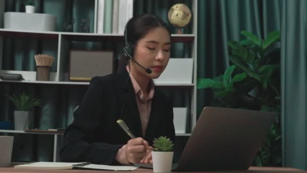 Mujer Negocios Con Auriculares Micrófono Trabajando Escritorio Utilizando Ordenador Portátil — Vídeos de Stock