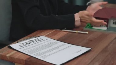 Kapanış hevesli emlak ajansı müşteriye bir ev için bilgi ve satın alma anlaşması sunarken, emlakçı tarafından tavsiye edilirken, ev kredisi için müşteri gözden geçirme sözleşmesi belgeleri.