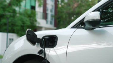 Ev şarj istasyonu, elektronik araç için sürdürülebilir, yenilenebilir enerji kaynağı, modern modern yaşam tarzı için evdeki EV arabaları sağlıyor. Çevre dostu melez elektro ve petrol aracı bataryası.