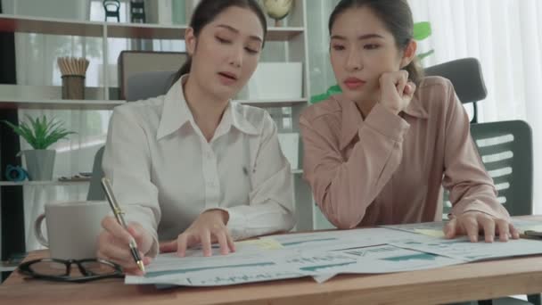 Două Tinere Femei Afaceri Entuziaste Care Lucrează Împreună Spațiul Lucru — Videoclip de stoc