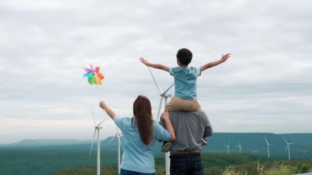 Conceito Família Feliz Progressiva Desfrutando Seu Tempo Parque Turbinas Eólicas — Vídeo de Stock