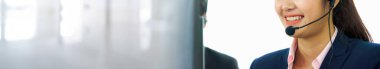 Ofiste çalışan kulaklık takan işadamları uzak müşteri veya meslektaşlarını desteklemek için geniş görüşlü çalışırlar. Çağrı merkezi, tele pazarlama, müşteri destek acentesi telefon görüşmesinde hizmet sağlar.