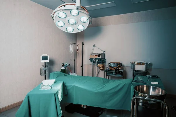 Sterilní Operační Sál Nemocničním Displeji Sady Lékařských Chirurgických Přístrojů Rozmístěných — Stock fotografie