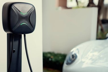 Araç motoru için evdeki yeşil enerjiden güç alan elektrikli ev şarj istasyonuna odaklan. Araç konsepti için yenilikçi çevre dostu enerji şarj edilebilir.