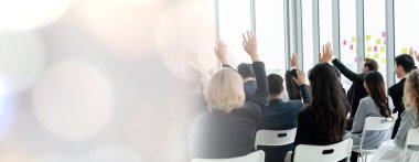 Seminer konferansında toplanan bir grup iş adamı daha geniş bir görüşe sahip. Seyirciler, çalışanların eğitim seanslarındaki eğitmenleri dinliyor. Konuşmacıyla ofis çalışanları toplantısı .