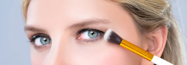 Closeup Beautiful Girl Flawless Applying Alluring Eye Shadow Makeup Eyeliner — Foto Stock