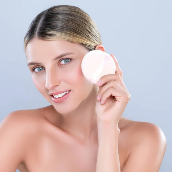 Alluring Beautiful Female Model Applying Powder Puff Facial Makeup Concept — Stockfoto