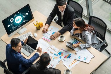 Model bilgisayar ekranında merkezi olmayan finans veya DeFi kavramı. Defi sistemi yeni yatırım ve tasarruf seçenekleri sunuyor .