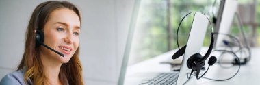 Ofiste çalışan kulaklık takan işadamları uzak müşteri veya meslektaşlarını desteklemek için geniş görüşlü çalışırlar. Çağrı merkezi, tele pazarlama, müşteri destek acentesi telefon görüşmesinde hizmet sağlar.