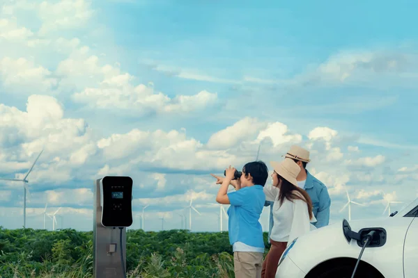 Lerici Mutlu Aile Kavramı Elektrikli Araçla Rüzgar Çiftliğinde Eğleniyor Rüzgar — Stok fotoğraf