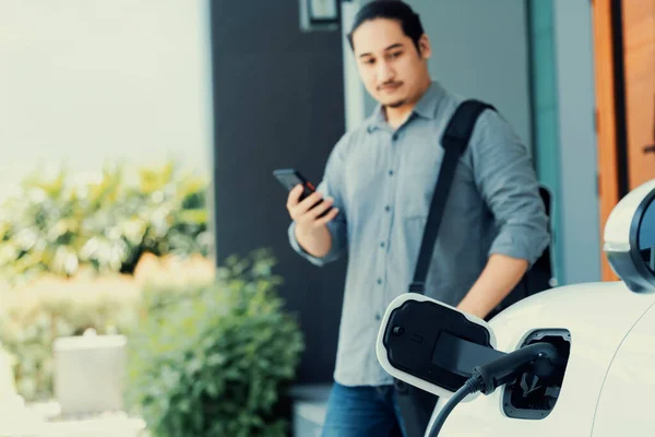 Focus Electric Car Charging Home Charging Station Blurred Progressive Man — Stockfoto