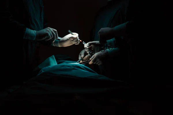 Крупним Планом Хірургічна Команда Виконує Операцію Пацієнту Стерильній Операційній Кімнаті — стокове фото