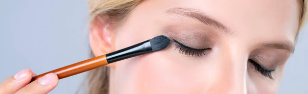 Closeup Beautiful Girl Flawless Applying Alluring Eye Shadow Makeup Eyeliner — Zdjęcie stockowe