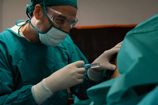 Хірург Вводить Анестезію Шприцом Пацієнта Перед Операцією Кімнаті Стерильної Операції — стокове фото