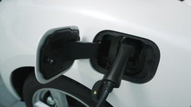 Ev şarj istasyonu, elektronik araç için sürdürülebilir, yenilenebilir enerji kaynağı, modern modern yaşam tarzı için evdeki EV arabaları sağlıyor. Çevre dostu melez elektro ve petrol aracı bataryası.