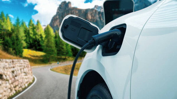 Прогрессивная концепция поездки электрический автомобиль остановки для подзарядки энергии от зарядной станции в отдаленном районе до достижения пункта назначения, EV автомобиль питание от возобновляемых источников энергии и чистой энергии для зеленой окружающей среды