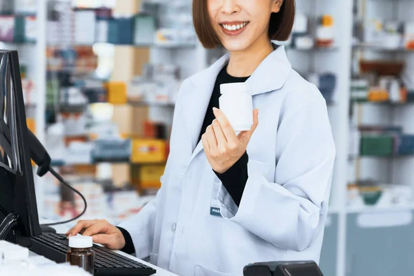 Retrato Perto Jovem Farmacêutico Farmacêutico Qualificado Recipiente Pílula Medicina Mockup — Fotografia de Stock