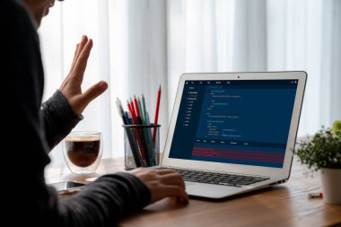 Model uygulama ve program kodlaması için bilgisayar ekranında yazılım geliştirme programlama