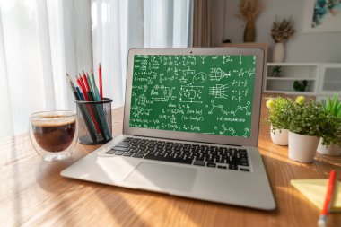 Bilgisayar ekranında bilim ve eğitim kavramını gösteren matematiksel denklemler ve modem formülü