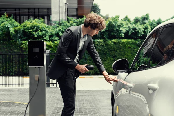 Progressive Businessman Electric Car Recharging Public Charging Station Modern City — 图库照片