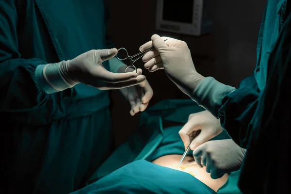 Immagine Del Team Chirurgico Eseguire Operazione Chirurgica Infermiera Distribuire Forbici — Foto Stock