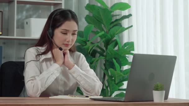 Operadora Asiática Atención Cliente Con Auriculares Micrófono Trabajando Escritorio Con — Vídeo de stock