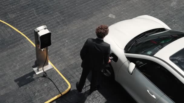 Homem Negócios Progressivo Desconecta Carregador Estação Carregamento Para Seu Carro — Vídeo de Stock