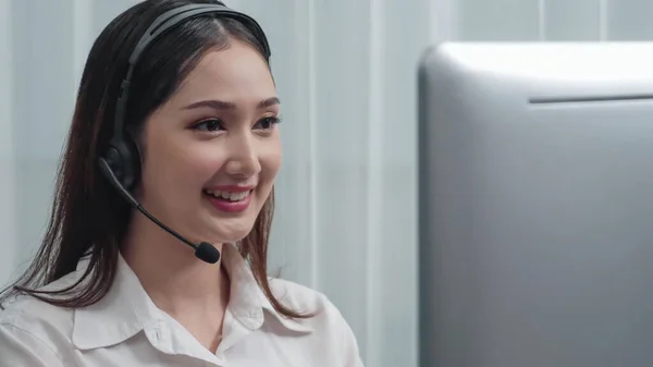 Aziatische Klantenservice Operator Dragen Van Headset Microfoon Werken Aan Haar — Stockfoto