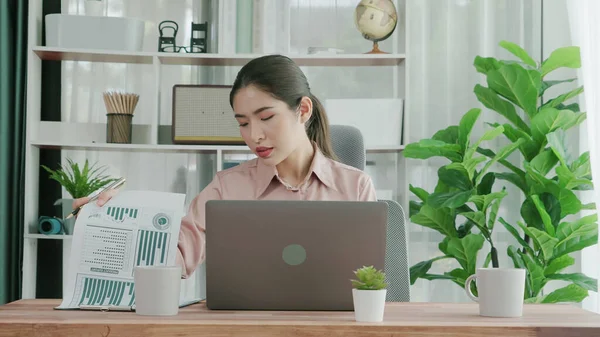 Ofiste Çalışan Dizüstü Bilgisayar Yazan Hevesli Bir Kadını Masasında Oturmuş — Stok fotoğraf