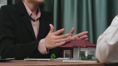 Kapanış hevesli emlak ajansı müşteriye bir ev için bilgi ve satın alma anlaşması sunarken, emlakçı tarafından tavsiye edilirken, ev kredisi için müşteri gözden geçirme sözleşmesi belgeleri.