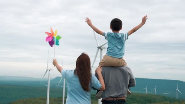 Koncept Progresivní Šťastné Rodiny Užívající Svůj Čas Větrné Turbíně Farmě — Stock video