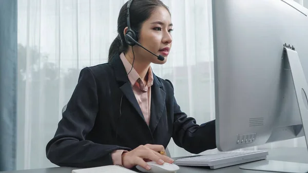 Operador Asiático Suporte Cliente Usando Fone Ouvido Microfone Trabalhando Sua — Fotografia de Stock